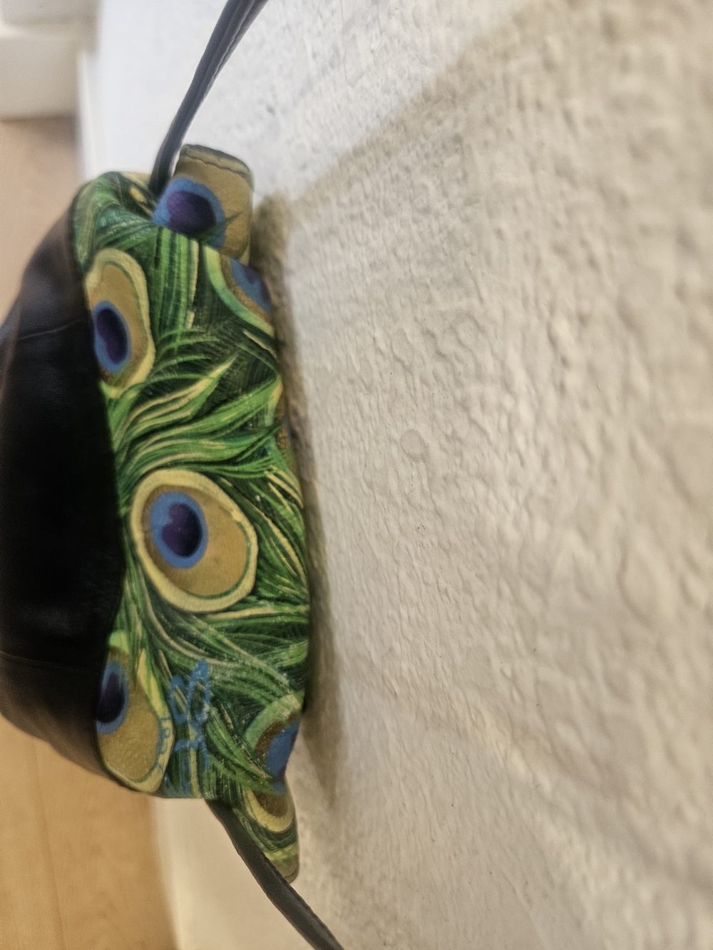 Sharif 1827 Hand-painted Peacock Feather Crossbody - Picture 10 of 13